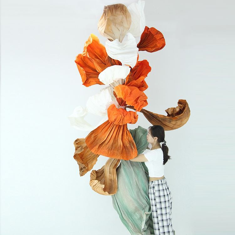 Orange papirkunstinstallation