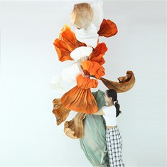 Orange papirkunstinstallation